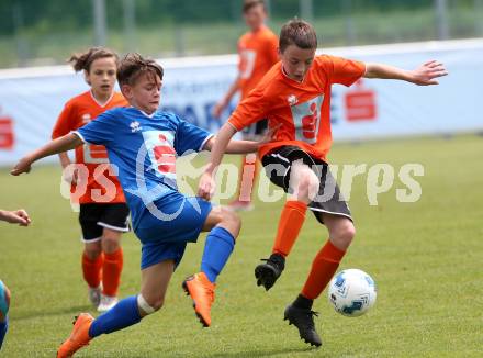 Fussball Schuelerliga. Finale. FSSZ Spittal an der Drau gegen BG/BRG/SRG Klagenfurt-Lerchenfeld. Lukas Aigner, (Spittal), Max Hannesschlaeger  (Klagenfurt). Landskron, am 29.5.2018.
Foto: Kuess
---
pressefotos, pressefotografie, kuess, qs, qspictures, sport, bild, bilder, bilddatenbank