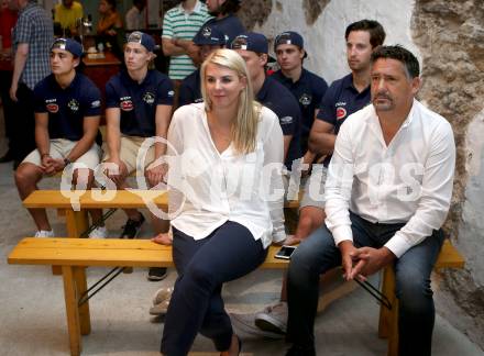 EBEL. Eishockey Bundesliga. Mannschaftspraesentation VSV.  Sandra Kreiner, Peter Samselnig. Villach, am 8.8.2018.
Foto: Kuess
---
pressefotos, pressefotografie, kuess, qs, qspictures, sport, bild, bilder, bilddatenbank