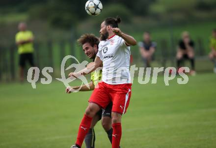 Fussball. Kaerntner Liga. Lind gegen Woelfnitz.  Michael Unterguggenberger	(Lind), Mattias Sereinig (Woelfnitz). Lind, 18.8.2018.
Foto: Kuess
---
pressefotos, pressefotografie, kuess, qs, qspictures, sport, bild, bilder, bilddatenbank