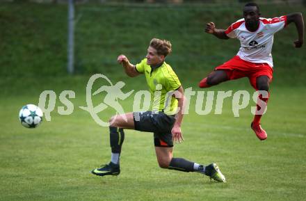 Fussball. Kaerntner Liga. Lind gegen Woelfnitz.  Sven Unterguggenberger (Lind), Kevin Mpaka (Woelfnitz). Lind, 18.8.2018.
Foto: Kuess
---
pressefotos, pressefotografie, kuess, qs, qspictures, sport, bild, bilder, bilddatenbank