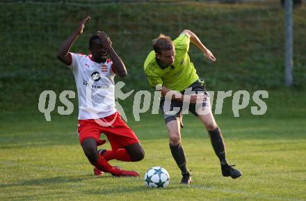 Fussball. Kaerntner Liga. Lind gegen Woelfnitz.  Lukas Gritschacher (Lind), Kevin Mpaka  (Woelfnitz). Lind, 18.8.2018.
Foto: Kuess
---
pressefotos, pressefotografie, kuess, qs, qspictures, sport, bild, bilder, bilddatenbank