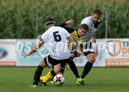 Fussball 1. Klasse D. Griffen gegen Haimburg. Philipp Dobrounig,  (Griffen),  Ozbej Janet, Florian Baumann (Haimburg). Griffen, am 1.9.2018.
Foto: Kuess
---
pressefotos, pressefotografie, kuess, qs, qspictures, sport, bild, bilder, bilddatenbank