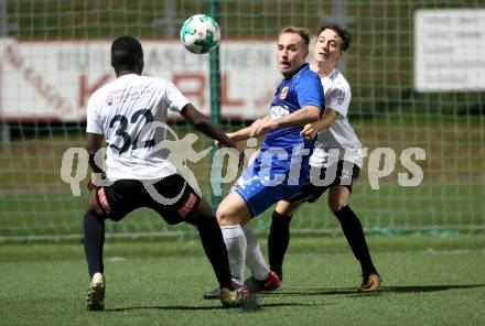 Fussball Kaerntner Liga. SV Spittal gegen ATSV Wolfsberg. Rashidi Mohamed Udikaluka, Felix Helmut Hutter, (Spittal), Mathias Moitzi  (Wolfsberg). Spittal, am 8.9.2018.
Foto: Kuess
---
pressefotos, pressefotografie, kuess, qs, qspictures, sport, bild, bilder, bilddatenbank