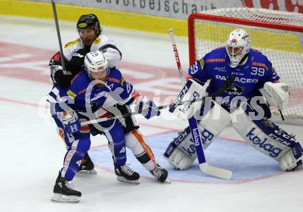 EBEL. Eishockey Bundesliga. EC VSV gegen DEC Dornbirn Bulldogs. Jamie Fraser,  (VSV), Dan Bakala, Brodie Dupont (Dornbirn). Villach, am 23.9.2018.
Foto: Kuess 


---
pressefotos, pressefotografie, kuess, qs, qspictures, sport, bild, bilder, bilddatenbank