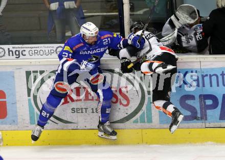 EBEL. Eishockey Bundesliga. EC VSV gegen DEC Dornbirn Bulldogs. Matthew Pelech,  (VSV), Kevin Macierzynski (Dornbirn). Villach, am 23.9.2018.
Foto: Kuess 


---
pressefotos, pressefotografie, kuess, qs, qspictures, sport, bild, bilder, bilddatenbank