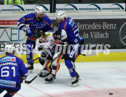 EBEL. Eishockey Bundesliga. EC VSV gegen DEC Dornbirn Bulldogs. Nikolas Petrik, Markus Schlacher,  (VSV), Michael Parks (Dornbirn). Villach, am 23.9.2018.
Foto: Kuess 


---
pressefotos, pressefotografie, kuess, qs, qspictures, sport, bild, bilder, bilddatenbank