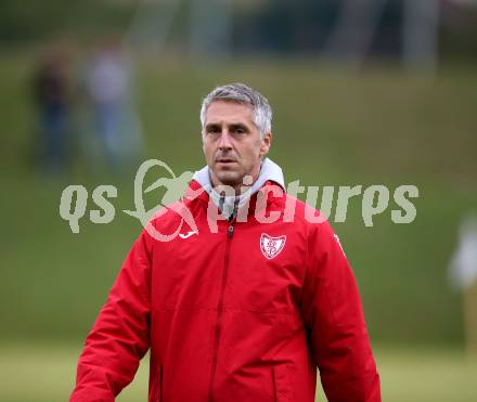 Fussball Kaerntner Liga. ASKOE Koettmannsdorf gegen Atus Ferlach. Trainer Djukic Darko (Ferlach). KÃ¶ttmannsdorf, am 22.9.2018.
Foto: Kuess
---
pressefotos, pressefotografie, kuess, qs, qspictures, sport, bild, bilder, bilddatenbank