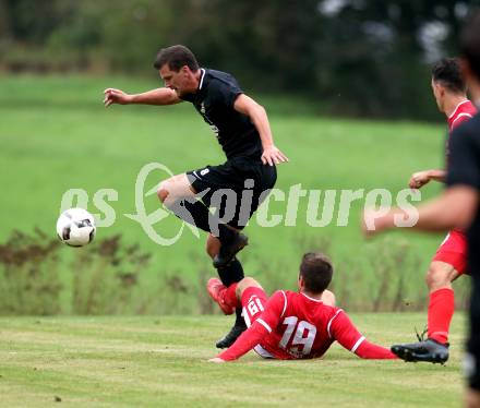 Fussball Kaerntner Liga. ASKOE Koettmannsdorf gegen Atus Ferlach. Christoph Pibal (Koettmannsdorf), Hannes Esterle (Ferlach). Koettmannsdorf, am 22.9.2018.
Foto: Kuess
---
pressefotos, pressefotografie, kuess, qs, qspictures, sport, bild, bilder, bilddatenbank