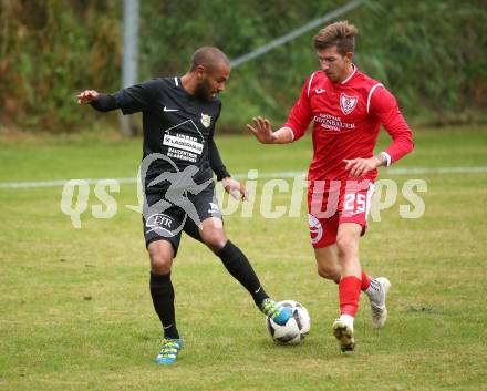 Fussball Kaerntner Liga. ASKOE Koettmannsdorf gegen Atus Ferlach. Tyrone Marcel Mc Cargo (Koettmannsdorf), Daniel Jobst (Ferlach). Koettmannsdorf, am 22.9.2018.
Foto: Kuess
---
pressefotos, pressefotografie, kuess, qs, qspictures, sport, bild, bilder, bilddatenbank
