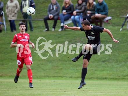 Fussball Kaerntner Liga. ASKOE Koettmannsdorf gegen Atus Ferlach. Christoph Pibal (Koettmannsdorf),  Lukas Jaklitsch (Ferlach). Koettmannsdorf, am 22.9.2018.
Foto: Kuess
---
pressefotos, pressefotografie, kuess, qs, qspictures, sport, bild, bilder, bilddatenbank