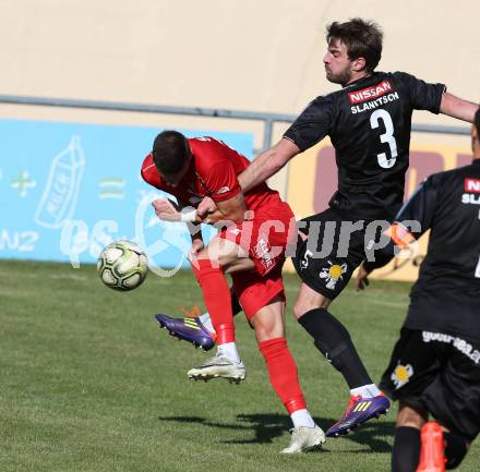 Fussball Kaerntner Liga. Bleiburg gegen SAK. Mitja Leskovec, (Bleiburg), Zoran Vukovic (SAK). Bleiburg, am 29.9.2018.
Foto: Kuess
---
pressefotos, pressefotografie, kuess, qs, qspictures, sport, bild, bilder, bilddatenbank