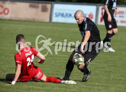 Fussball Kaerntner Liga. Bleiburg gegen SAK. Nikola Tolimir, (Bleiburg), Zoran Vukovic (SAK). Bleiburg, am 29.9.2018.
Foto: Kuess
---
pressefotos, pressefotografie, kuess, qs, qspictures, sport, bild, bilder, bilddatenbank