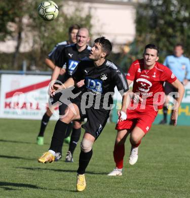 Fussball Kaerntner Liga. Bleiburg gegen SAK. Nejc Plesec, (Bleiburg), Zdravko Koletnik  (SAK). Bleiburg, am 29.9.2018.
Foto: Kuess
---
pressefotos, pressefotografie, kuess, qs, qspictures, sport, bild, bilder, bilddatenbank