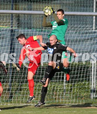 Fussball Kaerntner Liga. Bleiburg gegen SAK.  Nikola Tolimir, Darjan Aleksic, (Bleiburg), Kristijan Kondic (SAK). Bleiburg, am 29.9.2018.
Foto: Kuess
---
pressefotos, pressefotografie, kuess, qs, qspictures, sport, bild, bilder, bilddatenbank