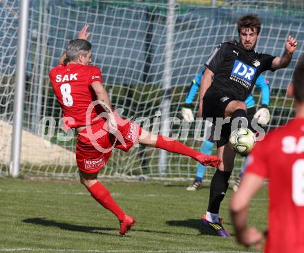 Fussball Kaerntner Liga. Bleiburg gegen SAK. Mitja Leskovec, (Bleiburg), Thomas Riedl  (SAK). Bleiburg, am 29.9.2018.
Foto: Kuess
---
pressefotos, pressefotografie, kuess, qs, qspictures, sport, bild, bilder, bilddatenbank