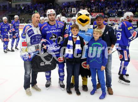 EBEL. Eishockey Bundesliga. EC VSV gegen EC Red Bull Salzburg. Danny Bousquet, Spieler des Abends Bernd Wolf (VSV). Villach, am 5.10.2018.
Foto: Kuess 


---
pressefotos, pressefotografie, kuess, qs, qspictures, sport, bild, bilder, bilddatenbank
