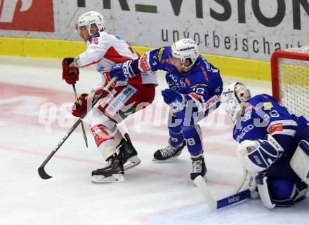 EBEL. Eishockey Bundesliga. EC VSV gegen KAC. Felix Maxa, Dan Bakala, (VSV), Mitch Wahl  (KAC). Villach, am 7.10.2018.
Foto: Kuess 


---
pressefotos, pressefotografie, kuess, qs, qspictures, sport, bild, bilder, bilddatenbank