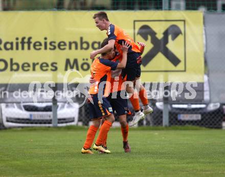 Fussball. 2. Klasse A. Oberes Moelltal gegen Grafendorf. Torjubel Christian Brandstaetter, Fabio Steiner, Kai Brandstaetter  (Oberes Moelltal). Rangersdorf, 6.10.2018.
Foto: Kuess
---
pressefotos, pressefotografie, kuess, qs, qspictures, sport, bild, bilder, bilddatenbank