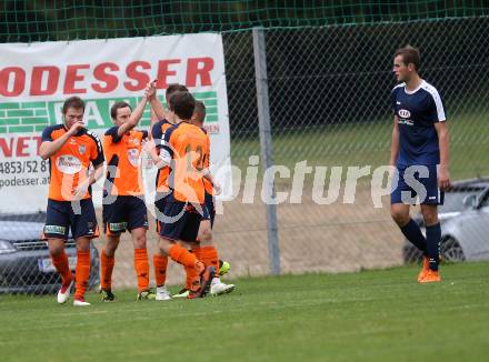 Fussball. 2. Klasse A. Oberes Moelltal gegen Grafendorf. Torjubel Gerhard Reichhold, Luka Tolic, Kai Brandstaetter (Oberes Moelltal). Rangersdorf, 6.10.2018.
Foto: Kuess
---
pressefotos, pressefotografie, kuess, qs, qspictures, sport, bild, bilder, bilddatenbank
