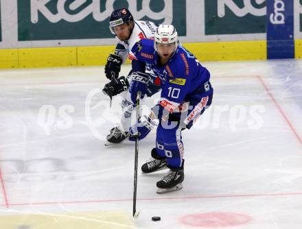 EBEL. Eishockey Bundesliga. EC VSV gegen Fehervar AV 19. Corey Trivino,  (VSV), Arttu Luttinen (Alba Volan). Villach, am 12.10.2018.
Foto: Kuess 


---
pressefotos, pressefotografie, kuess, qs, qspictures, sport, bild, bilder, bilddatenbank