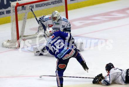 EBEL. Eishockey Bundesliga. EC VSV gegen Fehervar AV 19. Jerry Pollastrone,  (VSV), MacMillan Carruth,  (Alba Volan). Villach, am 12.10.2018.
Foto: Kuess 


---
pressefotos, pressefotografie, kuess, qs, qspictures, sport, bild, bilder, bilddatenbank