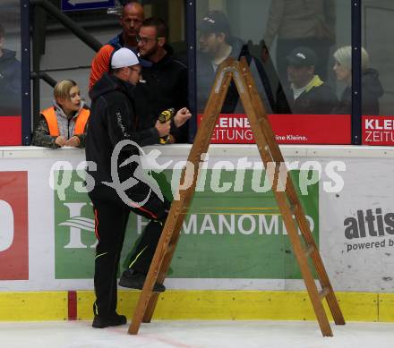 EBEL. Eishockey Bundesliga. EC VSV gegen Fehervar AV 19. Scheibenreparatur. Villach, am 12.10.2018.
Foto: Kuess 


---
pressefotos, pressefotografie, kuess, qs, qspictures, sport, bild, bilder, bilddatenbank