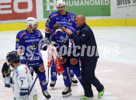 EBEL. Eishockey Bundesliga. EC VSV gegen Fehervar AV 19. Jerry Pollastrone, Blaine Down verletzt, MacGregor Sharp (VSV). Villach, am 12.10.2018.
Foto: Kuess 


---
pressefotos, pressefotografie, kuess, qs, qspictures, sport, bild, bilder, bilddatenbank