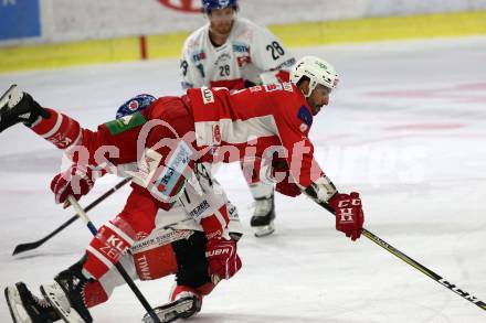 EBEL. Eishockey Bundesliga. KAC gegen HC TWK Innsbruck. David Joseph Fischer, (KAC), Philipp Lindner  (Innsbruck). Klagenfurt, am 14.10.2018.
Foto: Kuess

---
pressefotos, pressefotografie, kuess, qs, qspictures, sport, bild, bilder, bilddatenbank