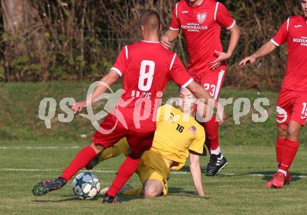 Fussball Kaerntner Liga. ATUS Ferlach gegen KAC 1909.  Erwin Bajric, (Ferlach), Tobias Alexander Schaflechner  (KAC). Ferlach, am 13.10.2018.
Foto: Kuess
---
pressefotos, pressefotografie, kuess, qs, qspictures, sport, bild, bilder, bilddatenbank
