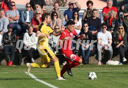 Fussball Kaerntner Liga. ATUS Ferlach gegen KAC 1909. Lukas Jaklitsch,  (Ferlach), Harald Pichler (KAC). Ferlach, am 13.10.2018.
Foto: Kuess
---
pressefotos, pressefotografie, kuess, qs, qspictures, sport, bild, bilder, bilddatenbank