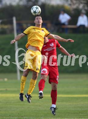 Fussball Kaerntner Liga. ATUS Ferlach gegen KAC 1909. Dejan Kern,  (Ferlach), Ziga Sitar (KAC). Ferlach, am 13.10.2018.
Foto: Kuess
---
pressefotos, pressefotografie, kuess, qs, qspictures, sport, bild, bilder, bilddatenbank