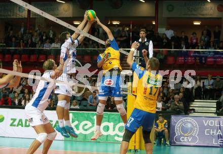 Volleyball Champions League. SK Posojilnica Aich/Dob gegen Lycurgus Groningen (NED). Jure Kasnik,  (Aich/Dob), Erik van der Schaaf (Groningen). Klagenfurt, am 17.10.2018.
Foto: Kuess
---
pressefotos, pressefotografie, kuess, qs, qspictures, sport, bild, bilder, bilddatenbank