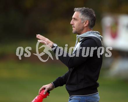 Fussball Kaerntner Liga. ATUS Ferlach gegen KAC 1909. Trainer Djukic Darko (Ferlach). Ferlach, am 13.10.2018.
Foto: Kuess
---
pressefotos, pressefotografie, kuess, qs, qspictures, sport, bild, bilder, bilddatenbank