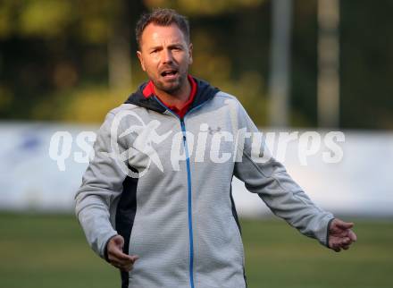 Fussball Kaerntner Liga. ATUS Ferlach gegen KAC 1909.  Trainer Stefan Friessnegger  (KAC). Ferlach, am 13.10.2018.
Foto: Kuess
---
pressefotos, pressefotografie, kuess, qs, qspictures, sport, bild, bilder, bilddatenbank