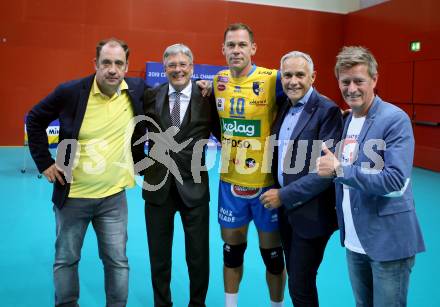 Volleyball Champions League. SK Posojilnica Aich/Dob gegen Lycurgus Groningen (NED).  Martin Micheu, Landeshauptmann Peter Kaiser, Nejc Pusnik, Juergen Pfeiler, Arno Arthofer. Klagenfurt, am 17.10.2018.
Foto: Kuess
---
pressefotos, pressefotografie, kuess, qs, qspictures, sport, bild, bilder, bilddatenbank