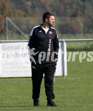 Fussball Kaerntner Liga. Woelfnitz gegen Spittal/Drau. Trainer Rudolf Schoenherr (Spittal). Woelfnitz, am 13.10.2018.
Foto: Kuess
---
pressefotos, pressefotografie, kuess, qs, qspictures, sport, bild, bilder, bilddatenbank