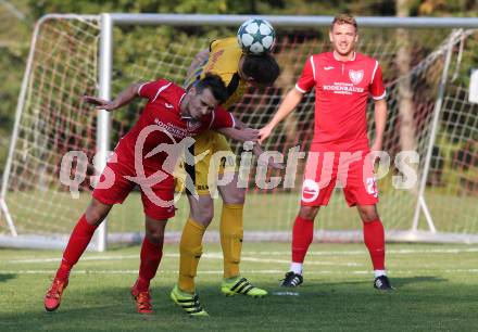 Fussball Kaerntner Liga. ATUS Ferlach gegen KAC 1909. Martin Sustersic, (Ferlach),  Hannes Plieschnegger (KAC). Ferlach, am 13.10.2018.
Foto: Kuess
---
pressefotos, pressefotografie, kuess, qs, qspictures, sport, bild, bilder, bilddatenbank