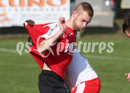 Fussball Kaerntner Liga. Woelfnitz gegen Spittal/Drau. Kevin Mpaka,  (Woelfnitz), Daniel Urbas (Spittal). Woelfnitz, am 13.10.2018.
Foto: Kuess
---
pressefotos, pressefotografie, kuess, qs, qspictures, sport, bild, bilder, bilddatenbank
