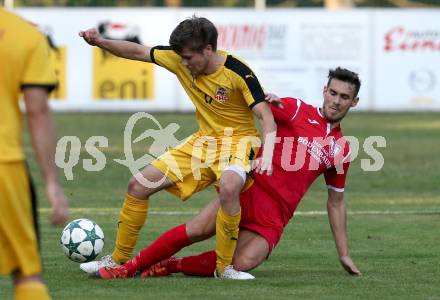 Fussball Kaerntner Liga. ATUS Ferlach gegen KAC 1909. Martin Sustersic, (Ferlach), Florian Richard Peterl  (KAC). Ferlach, am 13.10.2018.
Foto: Kuess
---
pressefotos, pressefotografie, kuess, qs, qspictures, sport, bild, bilder, bilddatenbank