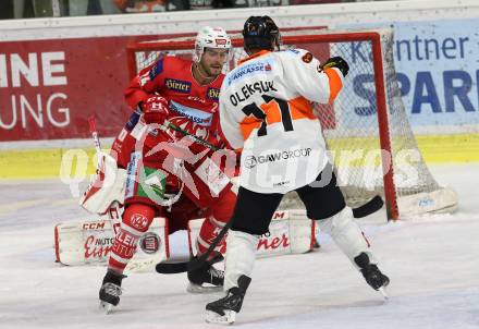 EBEL. Eishockey Bundesliga. KAC gegen Moser Medical Graz99ers.  	Strong Steven (KAC), Oleksuk Travis (Graz). Klagenfurt, am 19.10.2018.
Foto: Kuess

---
pressefotos, pressefotografie, kuess, qs, qspictures, sport, bild, bilder, bilddatenbank