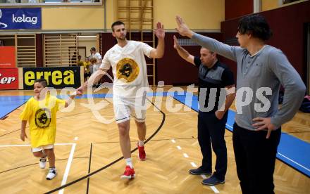 Basketball 2. Bundesliga. Grunddurchgang. 2. Runde. Woerthersee Piraten gegen Dornbirn Lions. Matic Simik, Trainer Goran Jovanovic, Andreas Kuttnig (Piraten). Klagenfurt, am 20.10.2018.
Foto: Kuess
---
pressefotos, pressefotografie, kuess, qs, qspictures, sport, bild, bilder, bilddatenbank