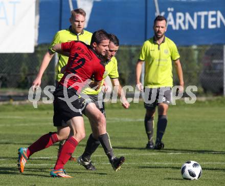 Fussball. Kaerntner Liga. St Jakob Rosental gegen Lind. Harald Ottowitz (St Jakob), Marco Ebner (Lind). St. Jakob am 20.10.2018.
Foto: Kuess

---
pressefotos, pressefotografie, kuess, qs, qspictures, sport, bild, bilder, bilddatenbank