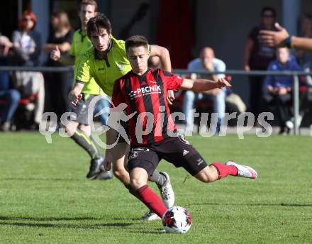 Fussball. Kaerntner Liga. St Jakob Rosental gegen Lind. Fabio Putzl (St Jakob), Rene Loeschnig (Lind). St. Jakob am 20.10.2018.
Foto: Kuess

---
pressefotos, pressefotografie, kuess, qs, qspictures, sport, bild, bilder, bilddatenbank