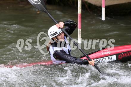 Kayak. Alpe Adria Kanu Slalom.  Nina Weratschnig.  Gurk (Fluss), 7.10.2018.
Foto: Kuess
---
pressefotos, pressefotografie, kuess, qs, qspictures, sport, bild, bilder, bilddatenbank