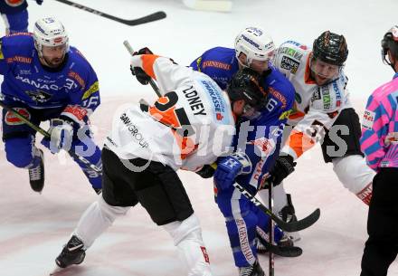 EBEL. Eishockey Bundesliga. EC VSV gegen Moser Medical Graz99ers. Gregor MacSharp, (VSV), Ty Loney, Curtis Hamilton  (Graz). Villach, am 21.10.2018.
Foto: Kuess 


---
pressefotos, pressefotografie, kuess, qs, qspictures, sport, bild, bilder, bilddatenbank