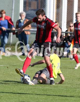 Fussball. Kaerntner Liga. St Jakob Rosental gegen Lind. Dragan Ovcina (St Jakob), Rene Loeschnig (Lind). St. Jakob am 20.10.2018.
Foto: Kuess

---
pressefotos, pressefotografie, kuess, qs, qspictures, sport, bild, bilder, bilddatenbank