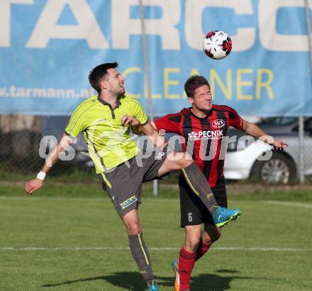 Fussball. Kaerntner Liga. St Jakob Rosental gegen Lind. Harald Ottowitz (St Jakob), Peter Stojanovic (Lind). St. Jakob am 20.10.2018.
Foto: Kuess

---
pressefotos, pressefotografie, kuess, qs, qspictures, sport, bild, bilder, bilddatenbank