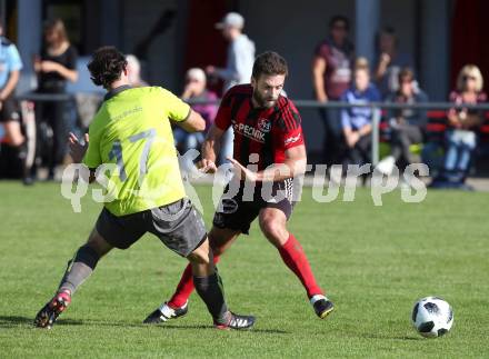 Fussball. Kaerntner Liga. St Jakob Rosental gegen Lind. Dragan Ovcina (St Jakob), Alexander Preissl (Lind). St. Jakob am 20.10.2018.
Foto: Kuess

---
pressefotos, pressefotografie, kuess, qs, qspictures, sport, bild, bilder, bilddatenbank