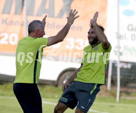 Fussball. Kaerntner Liga. St Jakob Rosental gegen Lind. Torjubel Mario Zagler, Trainer Peter Zagler (Lind). St. Jakob am 20.10.2018.
Foto: Kuess

---
pressefotos, pressefotografie, kuess, qs, qspictures, sport, bild, bilder, bilddatenbank