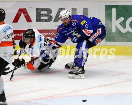 EBEL. Eishockey Bundesliga. EC VSV gegen Moser Medical Graz99ers. Matthew Pelech,  (VSV), Oliver Setzinger (Graz). Villach, am 21.10.2018.
Foto: Kuess 


---
pressefotos, pressefotografie, kuess, qs, qspictures, sport, bild, bilder, bilddatenbank